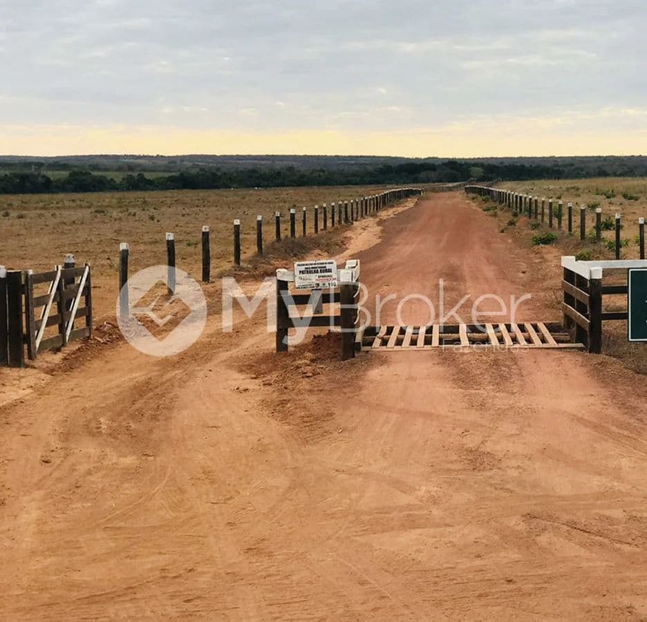 Mata-burro na entrada e estrada de chão em boas condições, em São Miguel do Araguaia