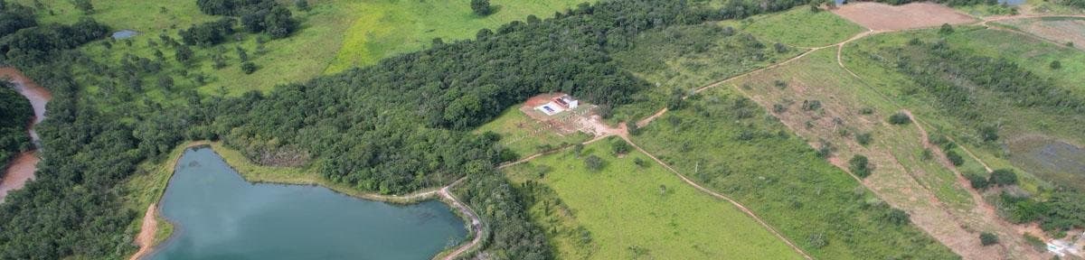 Vista aérea de represa, sede e divisões de pasto